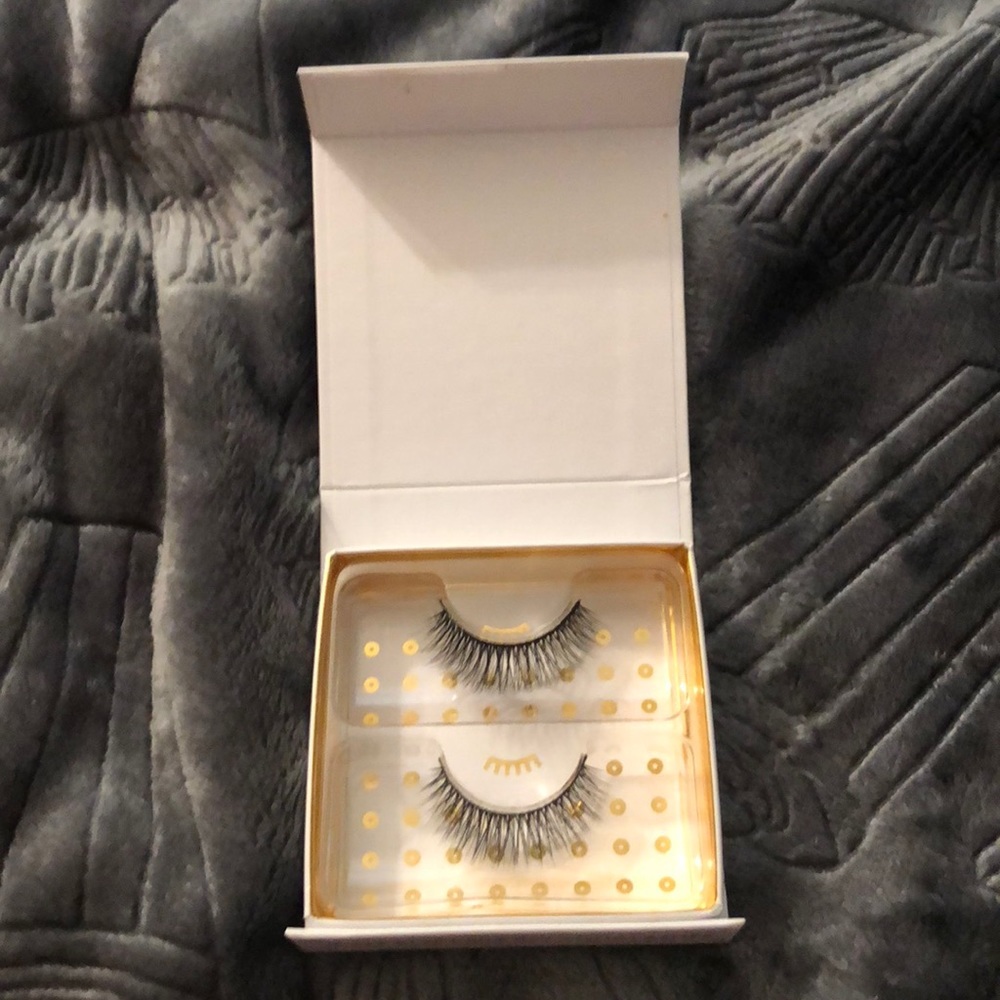 False eyelashes